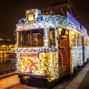 vožnja s tramvajem po okrašenih ulicah