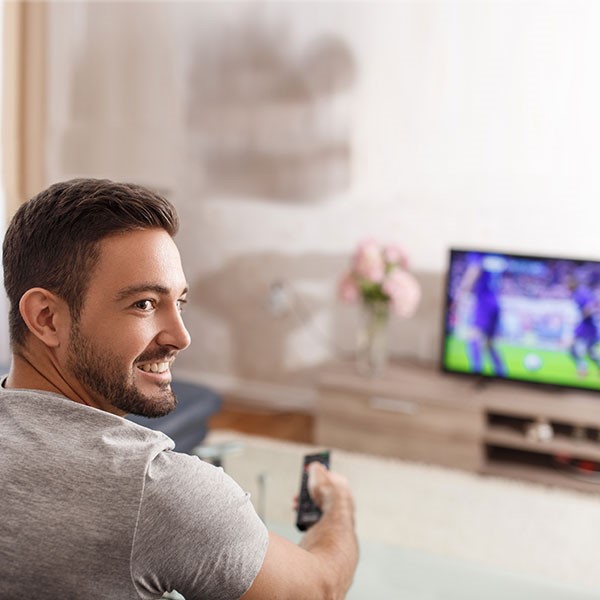 Ležanje pred TV s športno tekmo na TV