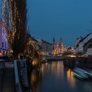 vožnja z ladjico skozi okrašeno mesto