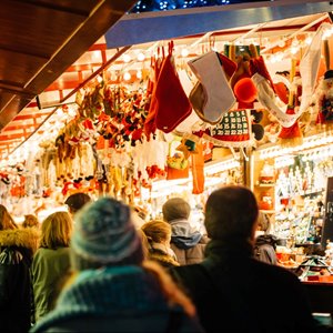 pohajkovanje med stojnicami z darili in hrano